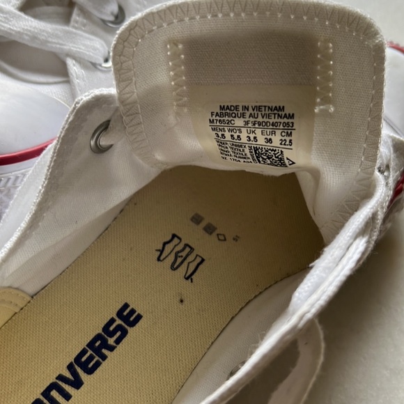 Canvas upper is lightweight and durable.
The timeless silhouette. - Picture 3 of 5